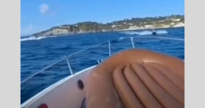 Copertina di “Ha speronato una moto d’acqua della Polizia”: 37enne arrestato a Ischia. Ma il suo legale posta il video: “Tutto falso”
