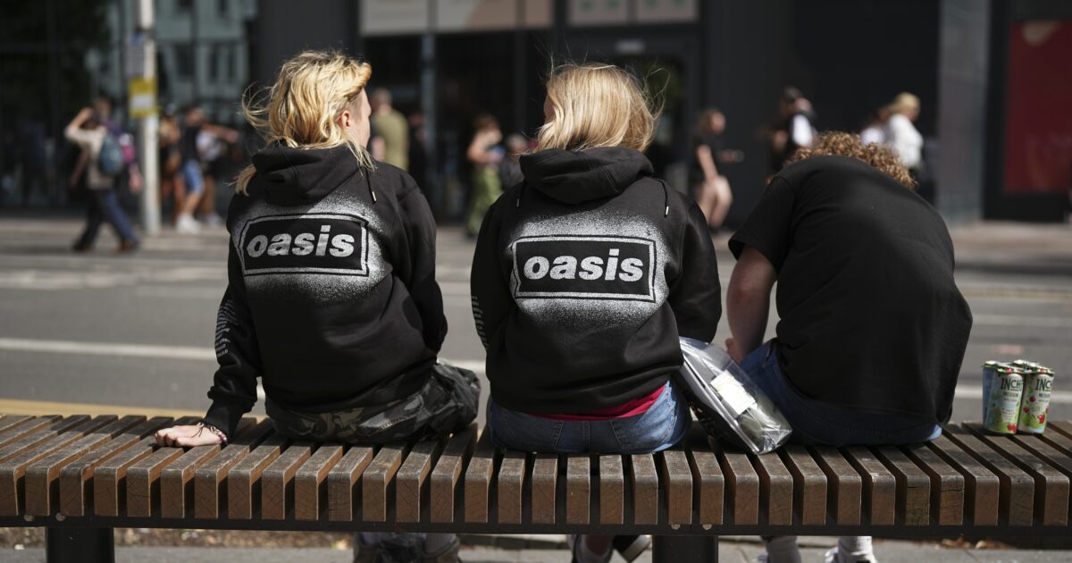 “Non c’era la sicurezza, il pavimento era scivoloso per la birra e la ringhiera era troppo bassa”: parlano i testimoni dopo la morte del fan al concerto degli Oasis “Non c’era la sicurezza, il pavimento era scivoloso per la birra e la ringhiera era troppo bassa”: parlano i testimoni dopo la morte del fan al concerto degli Oasis