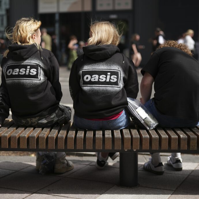 “Non c’era la sicurezza, il pavimento era scivoloso per la birra e la ringhiera era troppo bassa”: parlano i testimoni dopo la morte del fan al concerto degli Oasis
