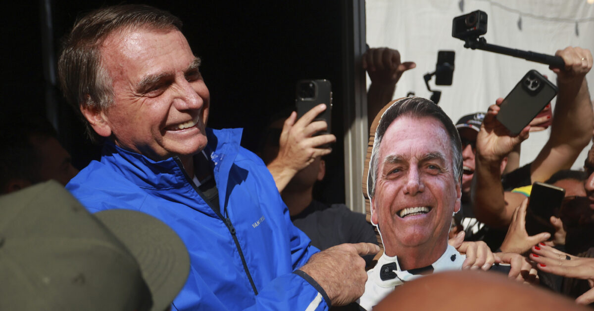 Brasile, Bolsonaro ai domiciliari: “Ha violato le restrizioni”. Vietate le visite anche ai suoi figli