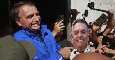 Copertina di Brasile, Bolsonaro ai domiciliari: “Ha violato le restrizioni”. Vietate le visite anche ai suoi figli