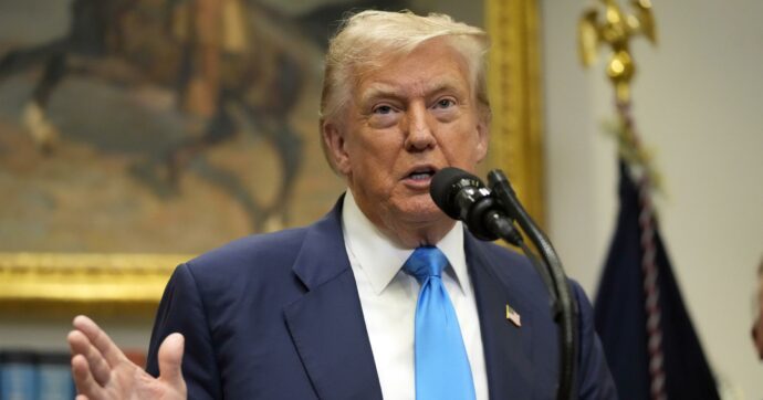 Dazi, Trump torna a minacciare la Ue: “Salgono al 35% se non investite negli Usa”. Non ci saranno esenzioni per vino e altri alcolici