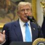 Copertina di Dazi, Trump torna a minacciare la Ue: “Salgono al 35% se non investite negli Usa”. Non ci saranno esenzioni per vino e altri alcolici