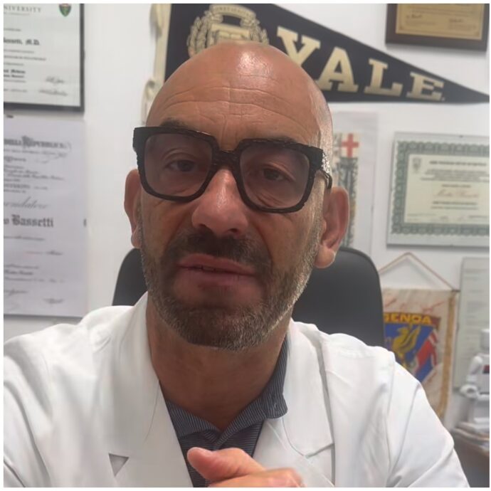 “I salmoni vengono allevati con mangimi artificiali, farine animali e imbottiti di antibiotici”: l’infettologo Matteo Bassetti parla dei rischi per la salute