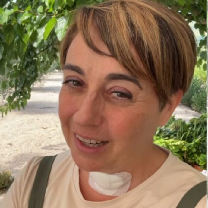 “Ho ancora la voce bassa e raucedine. Mi sono annoiata di stare a casa senza fare niente”: Benedetta Rossi aggiorna i fan dopo l’operazione alla tiroide