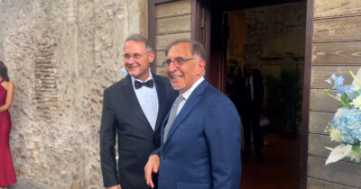 Copertina di “Non sono io la sposa”: La Russa celebra il matrimonio civile del viceministro Cirielli – Video