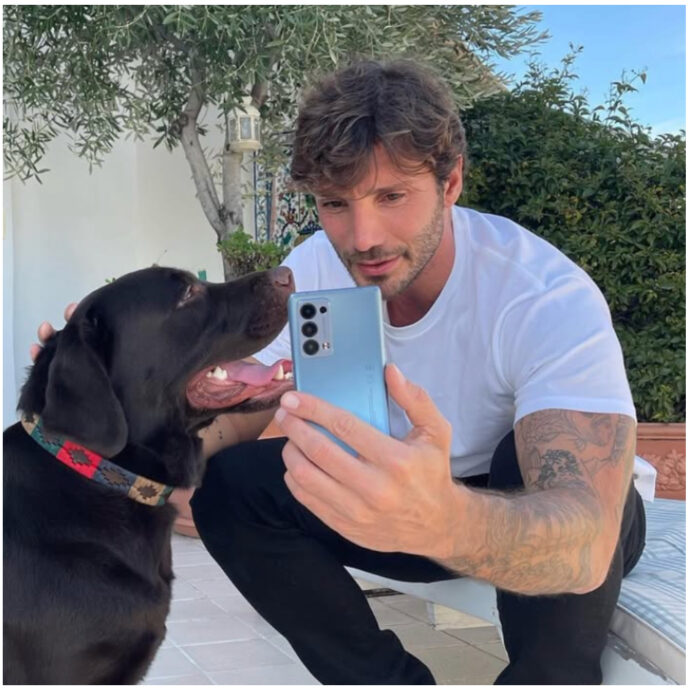 “Non ve li fate ragazzi, tanto vedrete che cambierete idea”: Stefano De Martino cancella i suoi tatuaggi