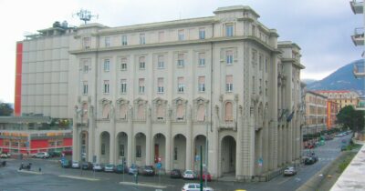 Copertina di Politico rivuole il fucile tolto per i post  in rete