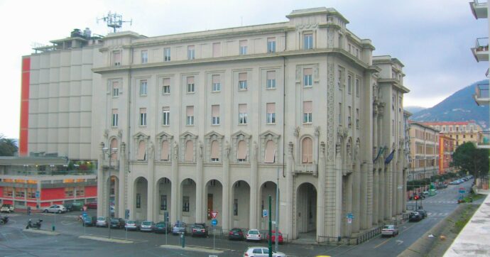 Politico rivuole il fucile tolto per i post  in rete