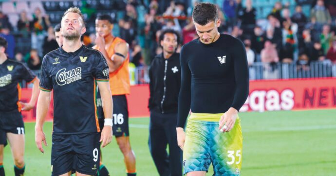 La “condanna” di scendere in B:  meno 25% sul prossimo  stipendio