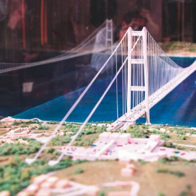 Copertina di Stretto di Messina, il Ponte che non sta in piedi: tutte le magagne