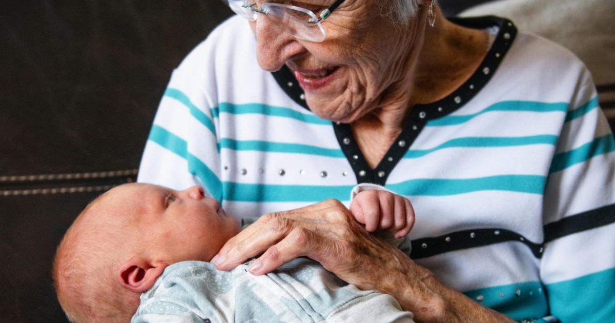“Ho litigato con il mio compagno perché i suoi genitori trascorrono troppo tempo con nostra figlia. Sono io la str***a?”: lo sfogo di una neomamma