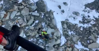 Copertina di Due alpinisti bloccati sul Cervino, recuperati all’alba in elicottero: le immagini dei soccorsi
