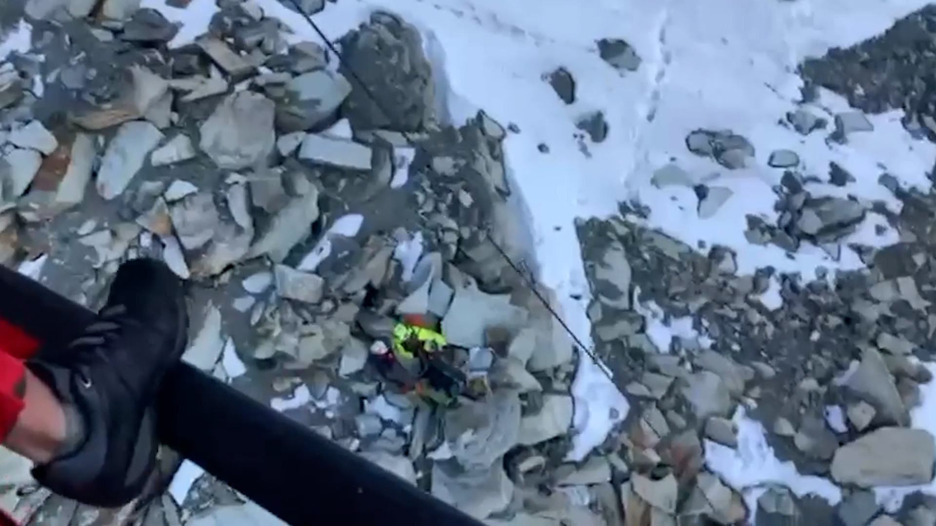 due alpinisti bloccati sul cervino recuperati all8217alba in elicottero le immagini dei soccorsi