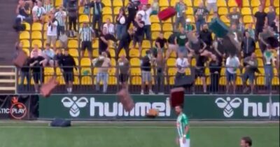 Copertina di I tifosi lanciano decine di valigie in campo per convincere l’allenatore a partire: il video della surreale protesta