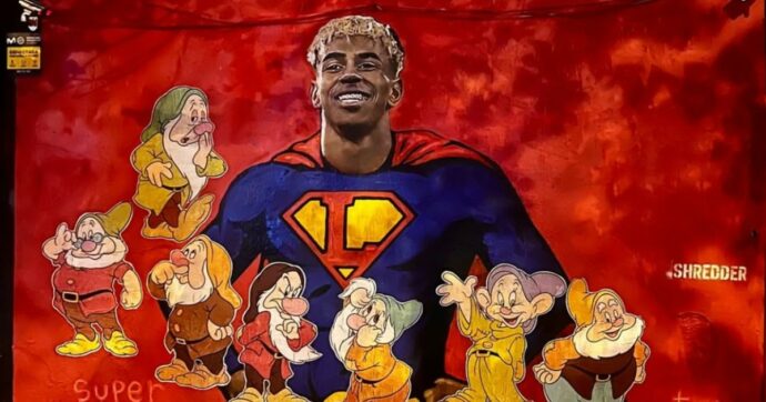 Vandalizzato il murales di Yamal: accanto a lui spuntano i Sette Nani. Il motivo della protesta