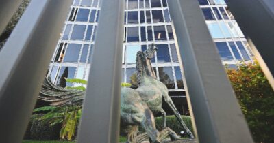 Copertina di Amianto, il trasloco della Rai all’Eur: i travet trasferiti davvero, i capi per finta