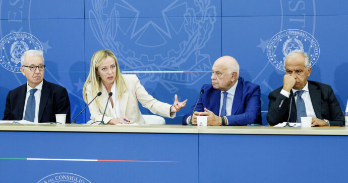 Almasri, le opposizioni all’attacco del governo. Conte a Meloni: “Ti vanti? Vergogna”. Schlein: “Venga in Aula”