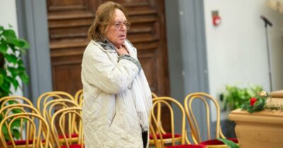 Copertina di L’attore Leopoldo Mastelloni colpito da un ictus: è ricoverato in prognosi riservata. Poi rassicura sui social: “Spero nell’aiuto dello staff medico”