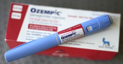 Copertina di “Con Ozempic si rischia perdita di massa e forza muscolare”: nuovo studio sul farmaco dimagrante che spopola pericolosamente anche sui social