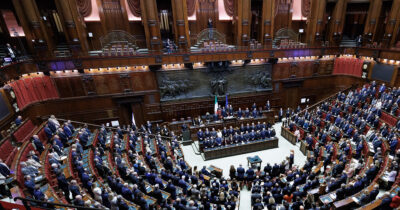 Copertina di Caso Almasri: 5 sedute, ministri invitati a “fornire chiarimenti” e 3 voti distinti. Entro ottobre la decisione. I tempi