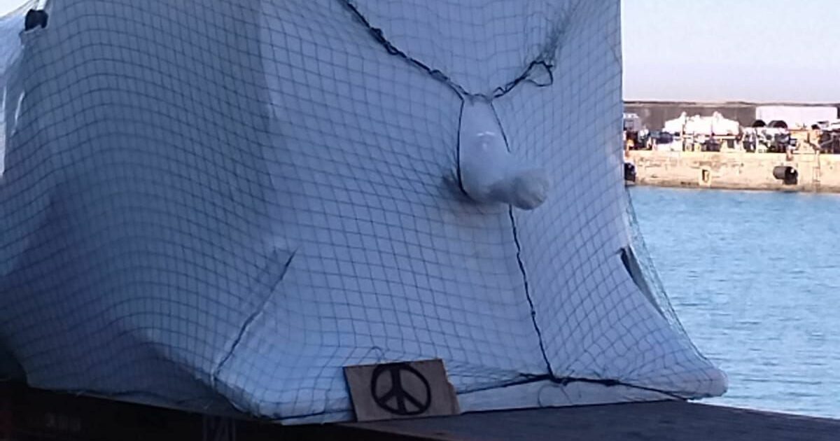 Genova, armi di Leonardo sulla nave saudita. I portuali si mobilitano: “Non lavoriamo per la guerra” Genova, armi di Leonardo sulla nave saudita. I portuali si mobilitano: “Non lavoriamo per la guerra”