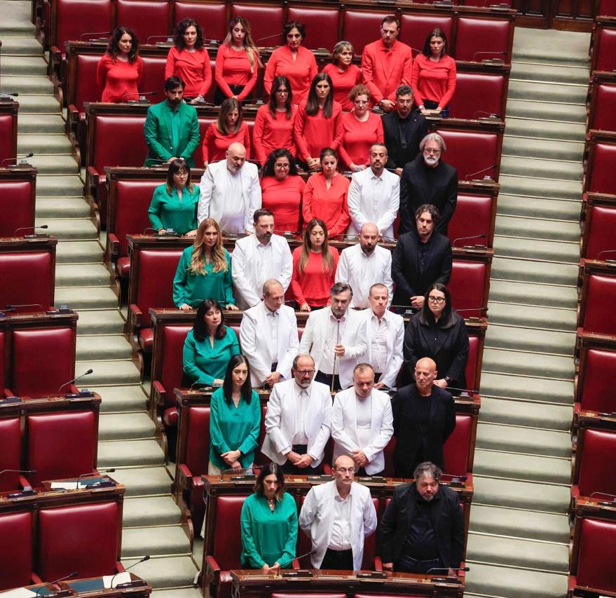 deputati m5s si vestono da bandiera della palestina in aula vi siete voltati dall8217altra parte siamo oltre il genocidio