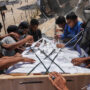 Copertina di Gaza, aiuti nel caos. Giordania: “Coloni israeliani hanno assaltato un convoglio”. Onu contro Ghf: “Viola il diritto internazionale”