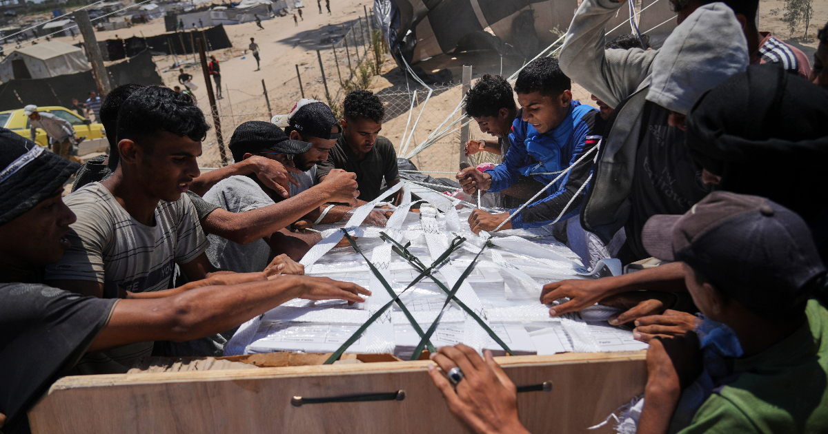 gaza aiuti nel caos giordania coloni israeliani hanno assaltato un convoglio onu contro ghf viola il diritto internazionale