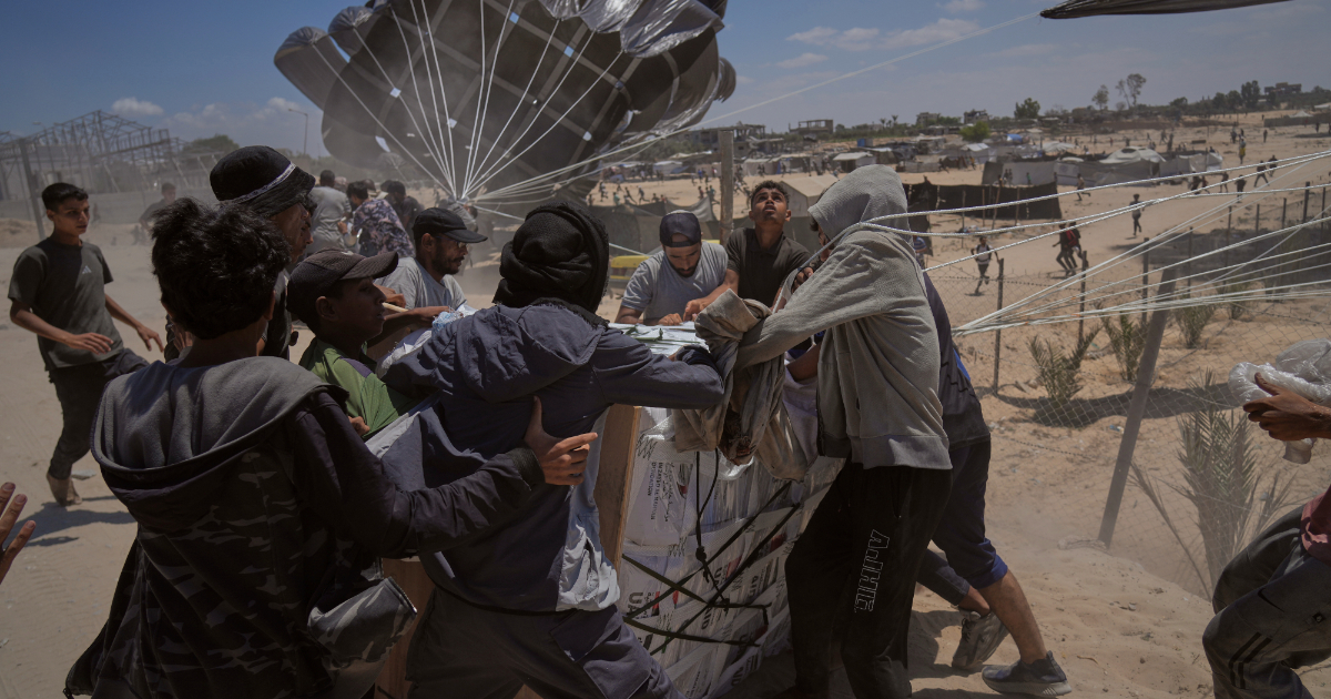 Gaza, si ribalta un camion di aiuti umanitari: “20 palestinesi morti”. Media: “Trump vuole assumerne il controllo” Gaza, si ribalta un camion di aiuti umanitari: “20 palestinesi morti”. Media: “Trump vuole assumerne il controllo”