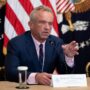 Copertina di Robert Kennedy Jr cancella 500 milioni di dollari di sovvenzioni per lo sviluppo di vaccini mRNA