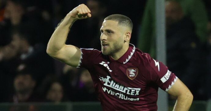 La feroce protesta dei tifosi blocca il trasferimento dell’israeliano Weissman al Fortuna Düsseldorf. Aveva scritto: “Cancellare Gaza dalla mappa”