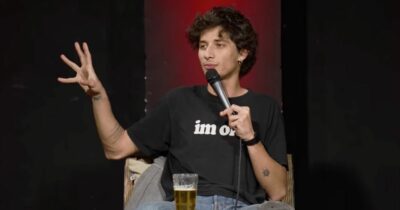 Copertina di “Ho evacuato nel cestino dell’immondizia perché il mio bagno era occupato da un collega famoso. Poi un giorno di pioggia…”: lo rivela il comico Salvo Di Paola