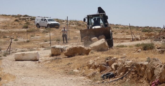 L’attivista italiana in Cisgiordania: “È una pulizia etnica, l’esercito appoggia i coloni. Si rischia la vita ogni giorno”