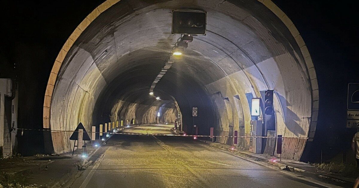 Sorpassi a raffica nella galleria del San Gottardo: motociclista supera 45 auto e due camion, poi viene fermato e denunciato