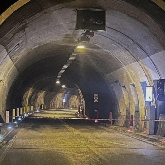 Sorpassi a raffica nella galleria del San Gottardo: motociclista supera 45 auto e due camion, poi viene fermato e denunciato