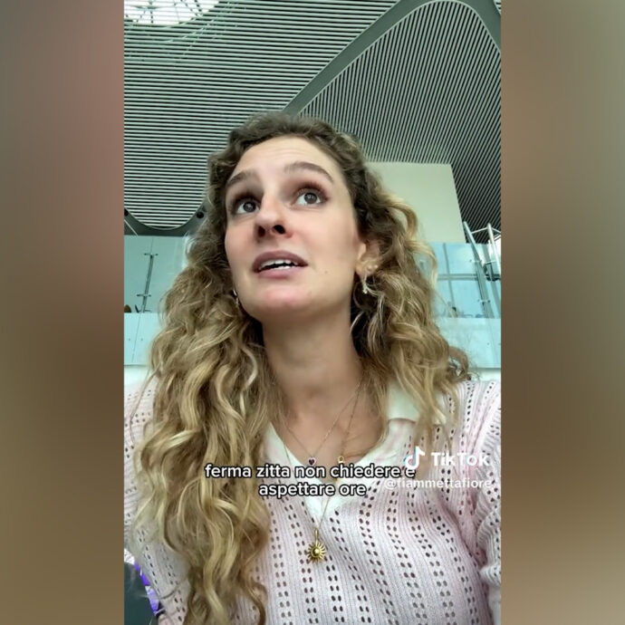 “Mi hanno sbattuto in una cella”: influencer di viaggi trattenuta all’aeroporto in Turchia e rimandata in Italia – Il racconto