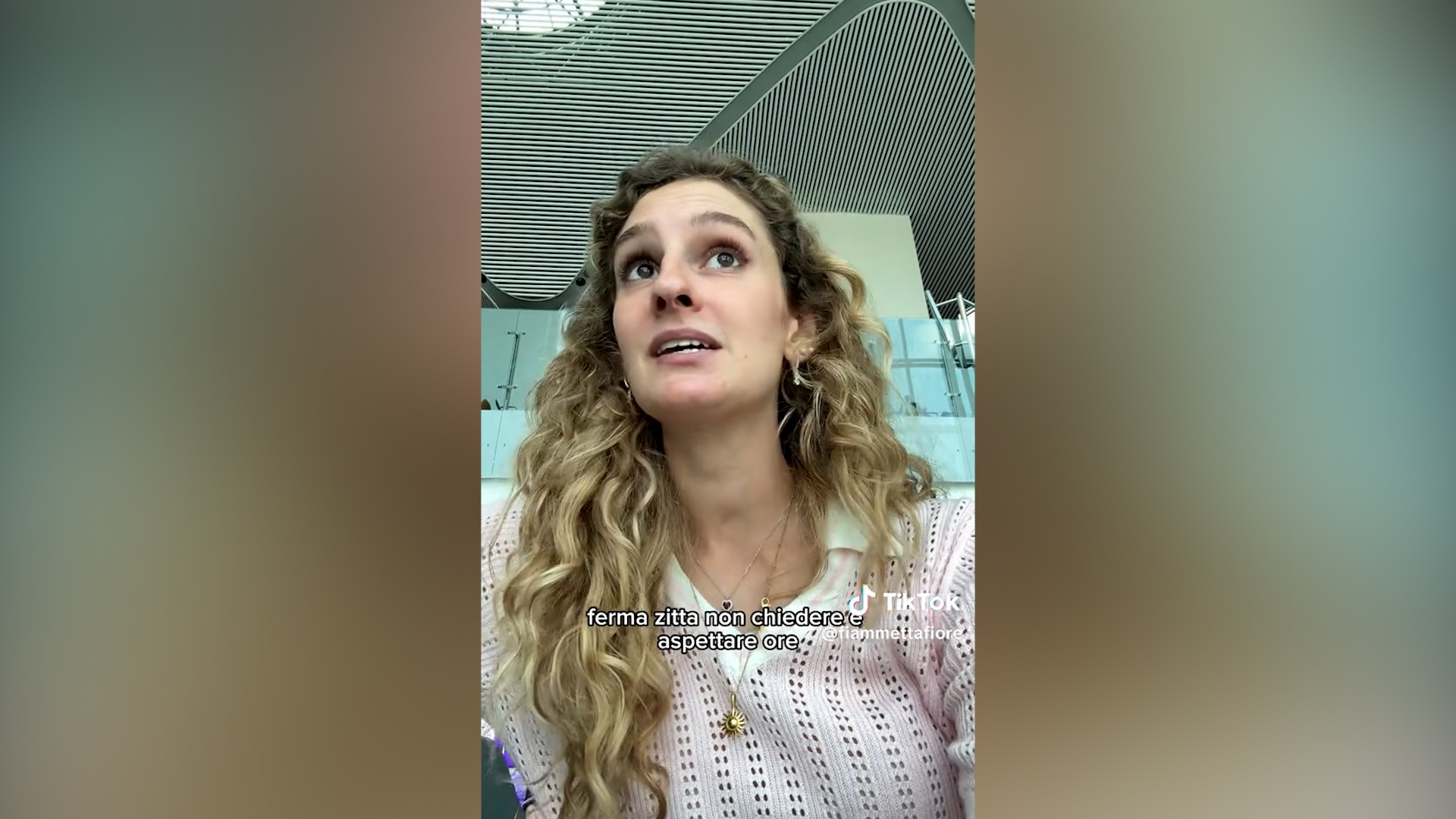“Mi hanno sbattuto in una cella”: influencer di viaggi trattenuta all’aeroporto in Turchia e rimandata in Italia – Il racconto