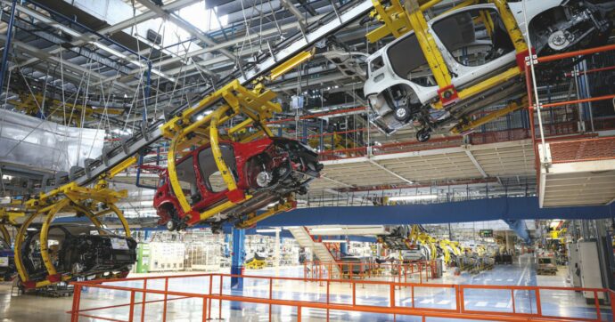 La produzione cala: -0,9% nel trimestre