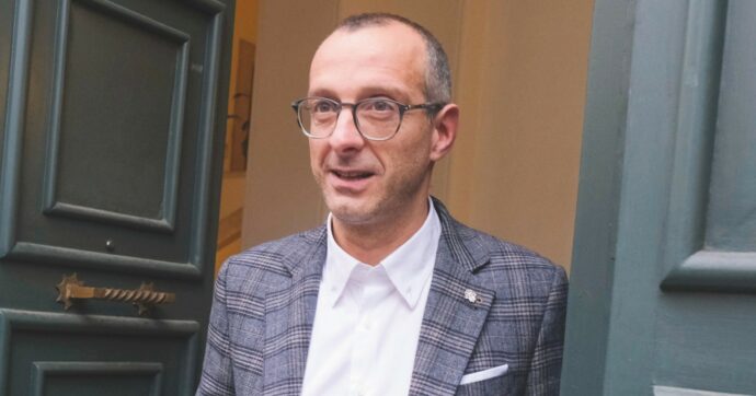 Marche, Santini vuole parlare: “Ai pm pure le chat cancellate”