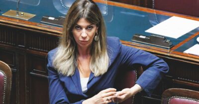 Copertina di La lite con la compagna deputata Siracusano