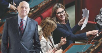 Copertina di Scandalo Almasri, Meloni evoca complotti. Il governo vuole scudare la “Zarina” di Nordio