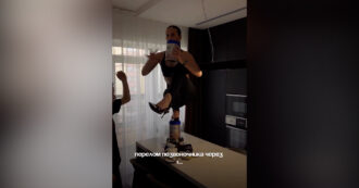 Copertina di Prova la sfida con i tacchi a spillo di Nicki Minaj e si frattura una vertebra: il video (virale) della neomamma fa discutere