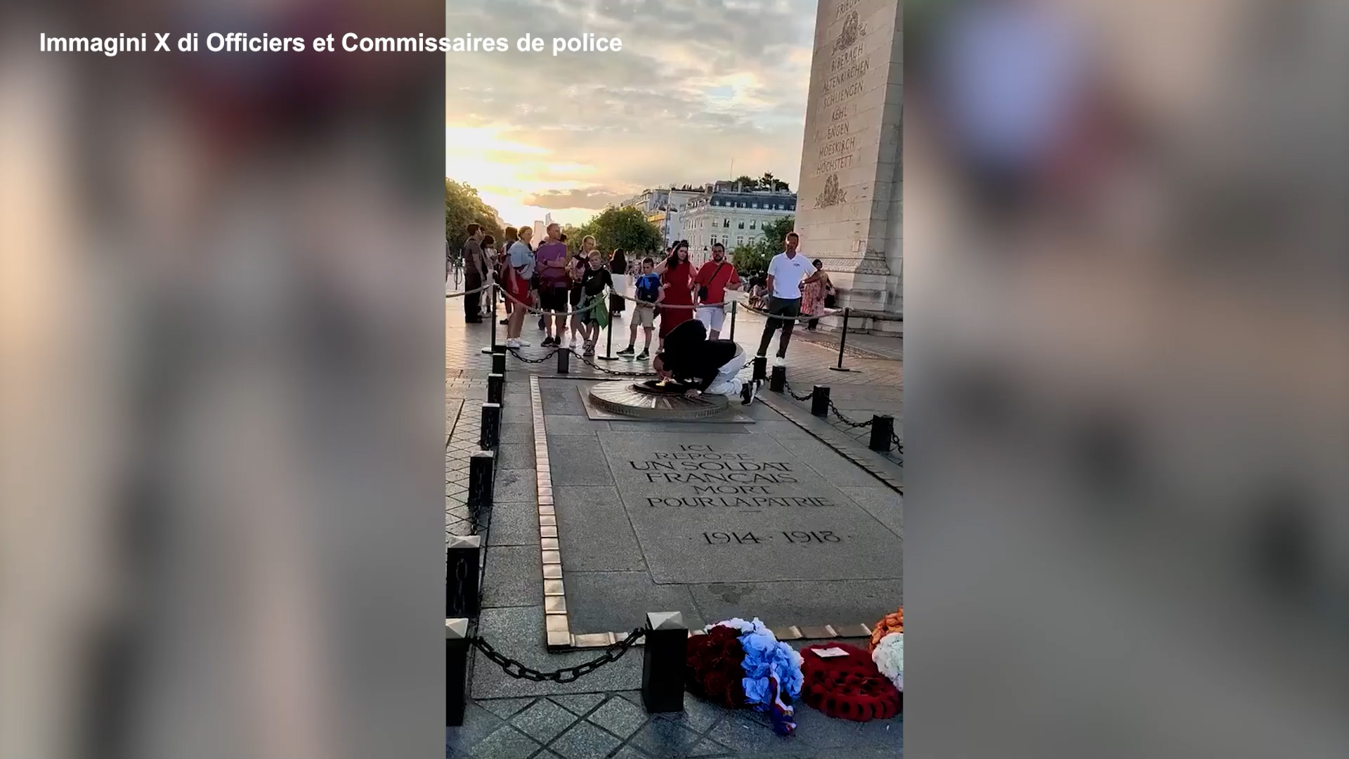 si accende una sigaretta con la fiamma della tomba del milite ignoto a parigi arrestato il video virale sui social