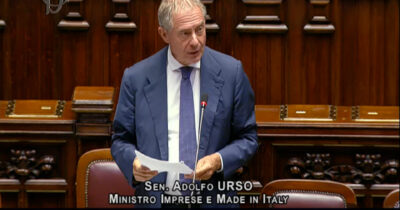 Copertina di Il ministro Urso inciampa sull’inglese durante il question time: la “factory” diventa fattoria – Video