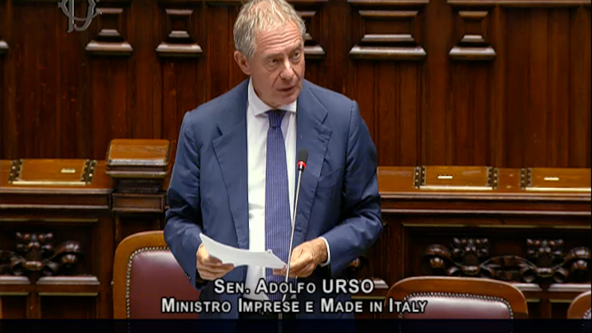 il ministro urso inciampa sull8217inglese durante il question time la factory diventa fattoria 8211 video