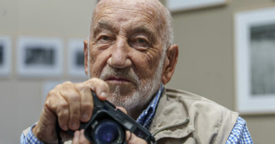 Copertina di Gianni Berengo Gardin è morto: il maestro della fotografia entrava nella società per documentare fabbriche, ospedali psichiatrici e cantieri