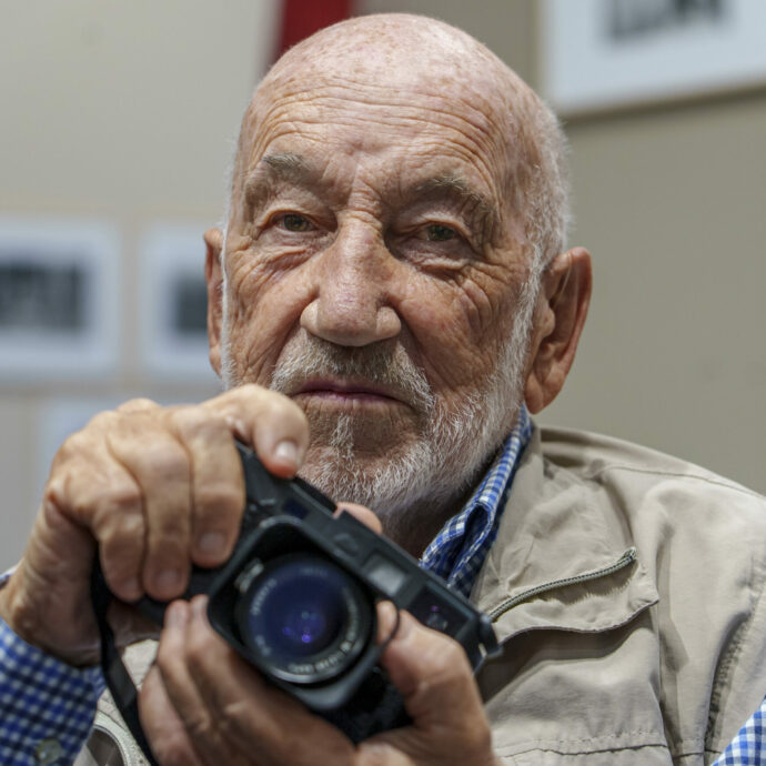 Gianni Berengo Gardin è morto: il maestro della fotografia entrava nella società per documentare fabbriche, ospedali psichiatrici e cantieri