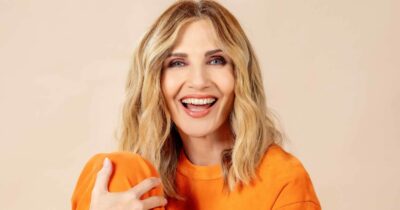 Copertina di “Berlusconi scherzando disse che ero l’unica donna senza tette che lavorava per lui. Una freccia mi ha bucato il sedere a Paperissima”: così Lorella Cuccarini