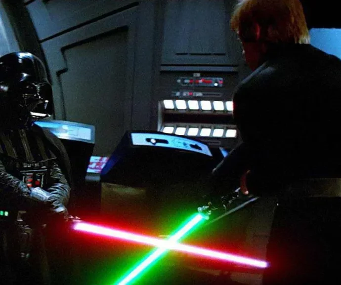 La spada laser di Dart Fener di “Guerre Stellari” finisce all’asta per la cifra record di 2,6 milioni di euro